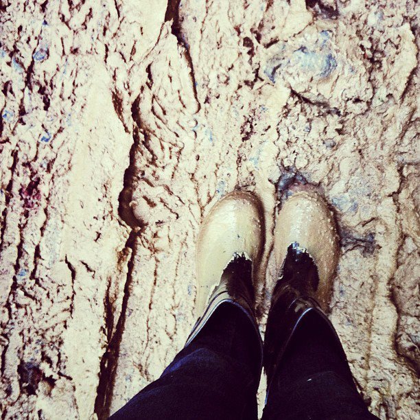 photo de chaussures dans la boue