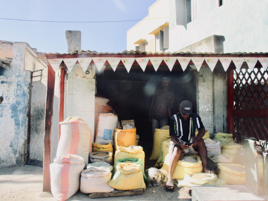 Voyage en Afrique: Vendeur sur le marché de rue à Madagascar