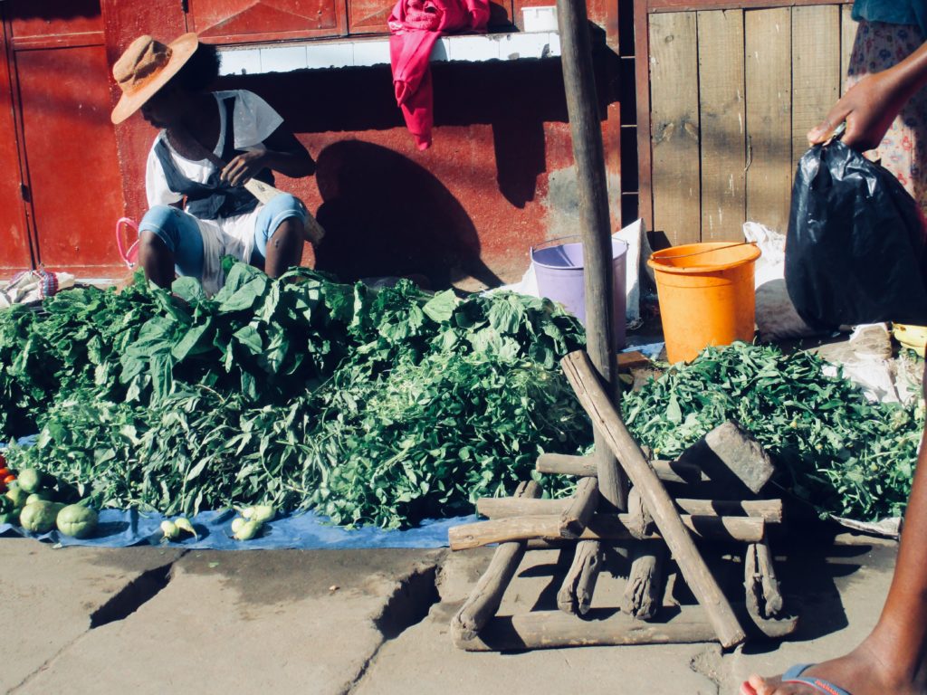 Voyage en Afrique: Vendeuse sur le marché de rue à Madagascar